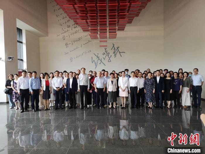 上海僑界人士參觀上海交通大學(xué)錢學(xué)森圖書館。　范宇斌 攝