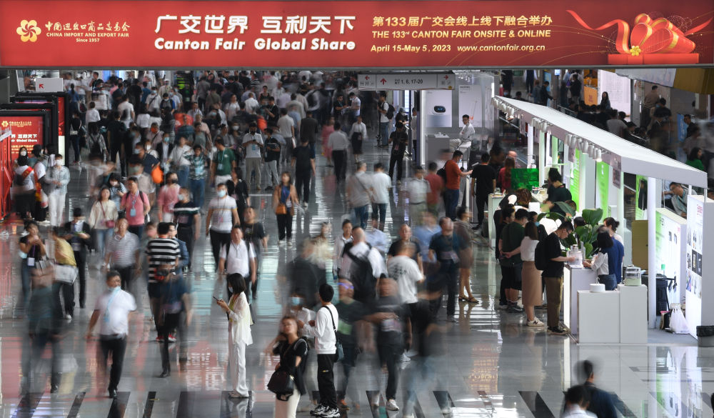 這是4月15日拍攝的廣交會(huì)現(xiàn)場。第133屆中國進(jìn)出口商品交易會(huì)（廣交會(huì)）全面恢復(fù)線下展，吸引220多個(gè)國家和地區(qū)的數(shù)十萬采購商報(bào)名參會(huì)。新華社記者 鄧華 攝