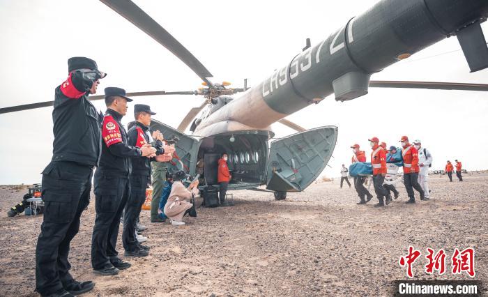 圖為阿拉善邊境管理支隊民警目送航天員登機離開?！缇?攝