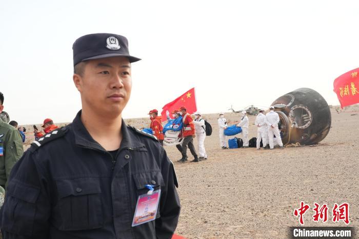 圖為阿拉善邊境管理支隊民警在著陸場開展安保工作?！埥?攝