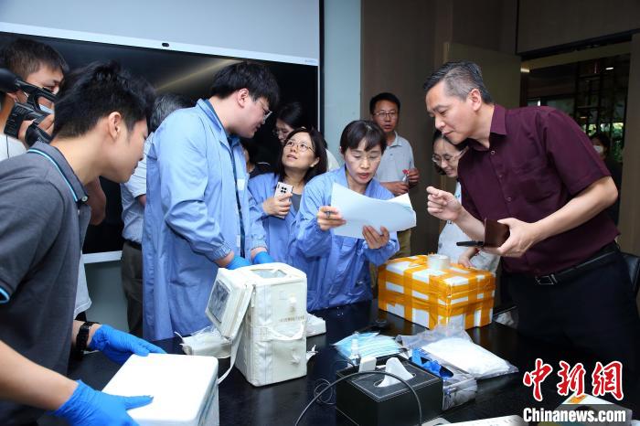 科研人員清點、查看隨神舟十五號返回地面的空間科學實驗樣品?！≈锌圃嚎臻g應用中心 供圖