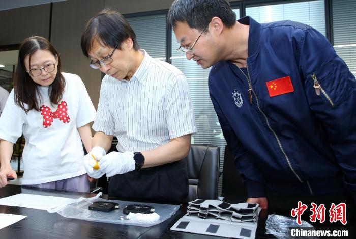 科研人員查看隨神舟十五號返回地面的空間科學實驗樣品?！≈锌圃嚎臻g應用中心 供圖