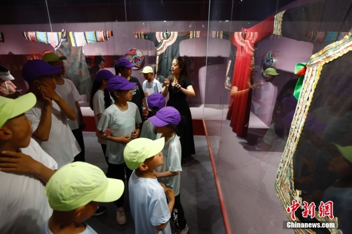 圖為藏族青少年們參觀民族博物館。<a target='_blank' href='/' _fcksavedurl='/'><p  align=