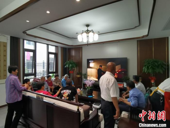 親友們集中在費俊龍家中觀看返程的視頻。　鐘升 攝