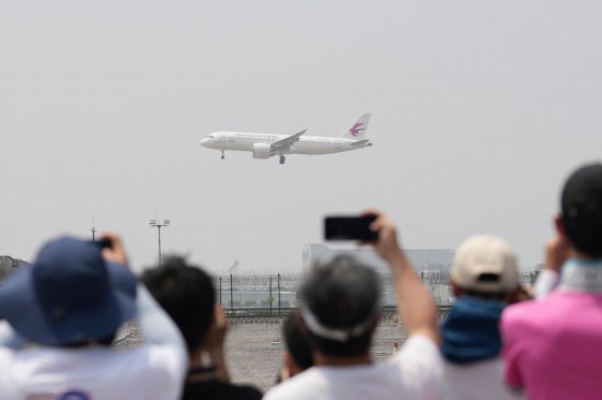 5月28日，C919首個(gè)商業(yè)航班東航MU9191飛抵北京首都國(guó)際機(jī)場(chǎng)。新華社記者鞠煥宗攝