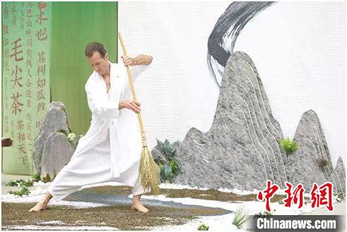 圖為《信陽毛尖·茶舞》沉浸式藝術(shù)表演。　信陽市委宣傳部供圖
