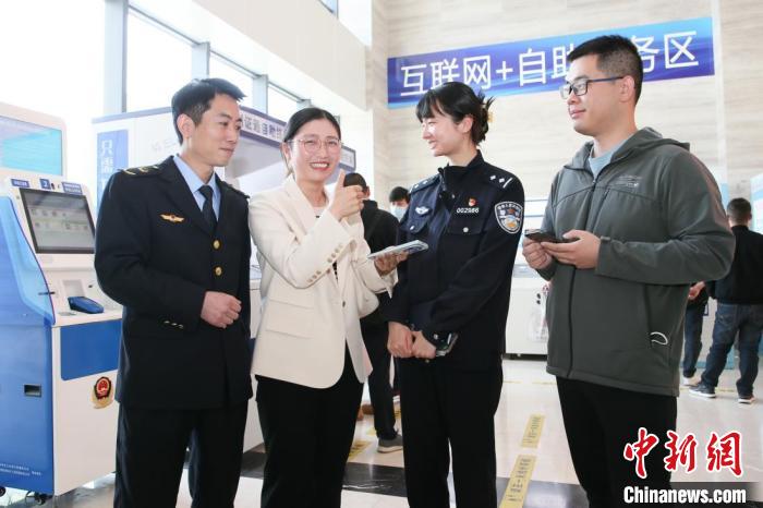 4月10日，安徽合肥，一家運(yùn)輸企業(yè)負(fù)責(zé)人在工作人員的指導(dǎo)下，使用小程序辦理車管業(yè)務(wù)?！『戏示焦﹫D