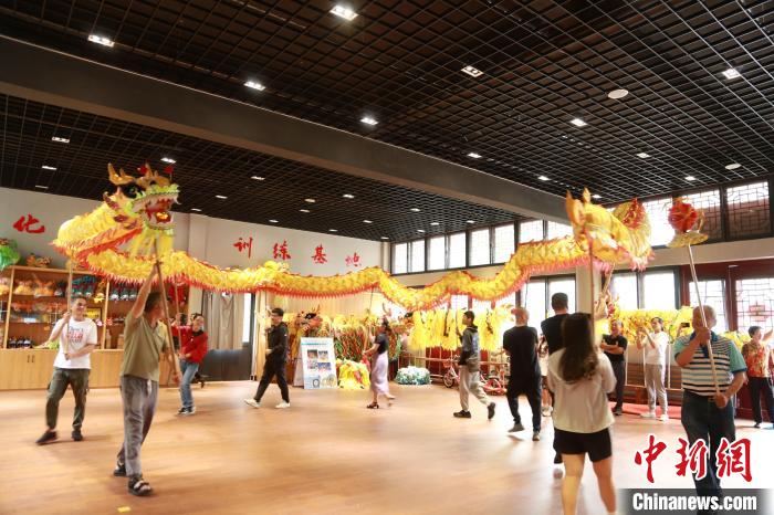 臺胞臺屬體驗(yàn)舞龍。　周蔚娜供圖