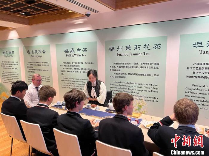 澳大利亞悉尼中學(xué)生參加“茶和天下”雅集文化體驗活動?！☆檿r宏 攝