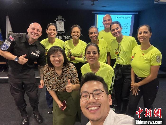 里約旅游警察上中文課。　里約熱內(nèi)盧天主教大學孔子學院供圖