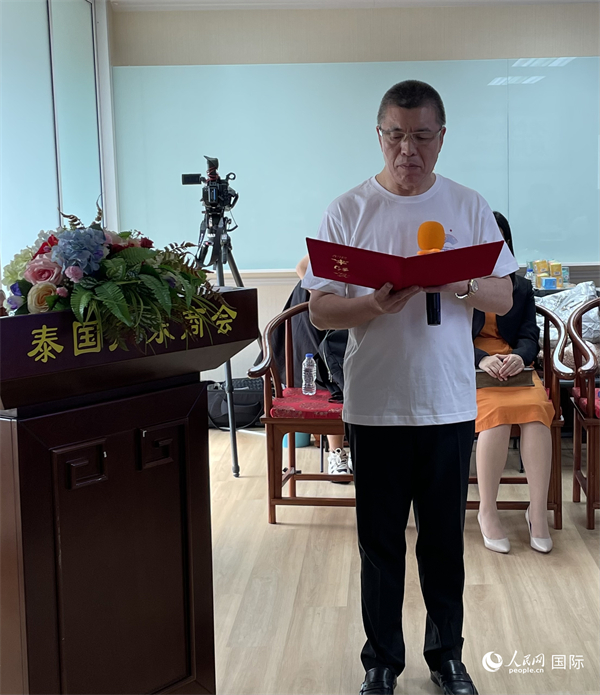 泰國(guó)浙江商會(huì)會(huì)長(zhǎng)祁曉云受泰國(guó)華僑華人和駐泰各級(jí)商會(huì)機(jī)構(gòu)委托發(fā)出倡議，華僑華人群體將積極助力亞運(yùn)會(huì)舉行。人民網(wǎng)記者 劉慧攝