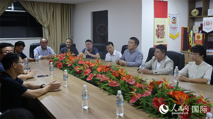 與會(huì)代表進(jìn)行座談交流。（人民網(wǎng)記者  時(shí)元皓攝）