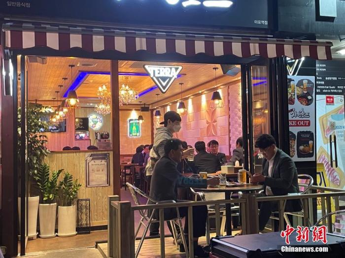 資料圖：韓國首爾市民在餐館用餐。 <a target='_blank' href='/' _fcksavedurl='/'><p  align=
