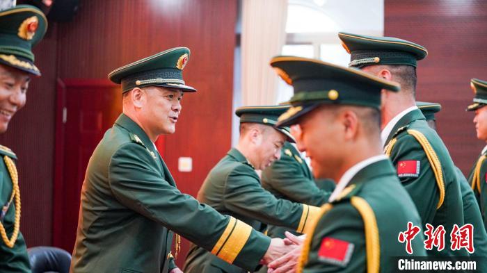 首長為晉銜官兵頒發(fā)任命狀?！堨狭?攝