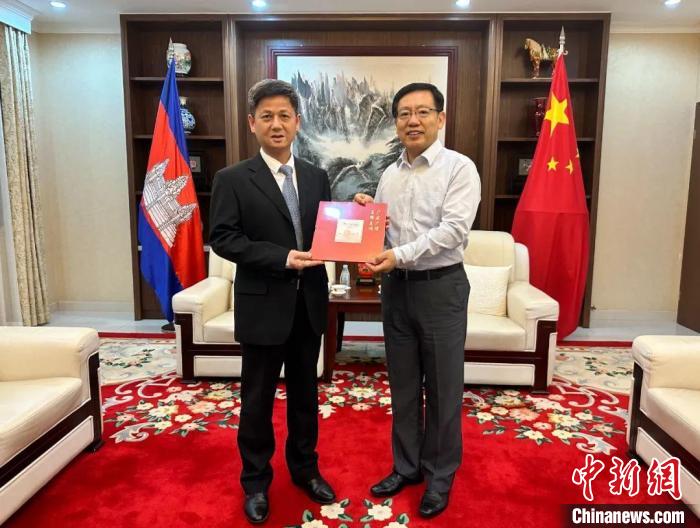 7月12日下午，中國(guó)駐柬埔寨大使王文天在金邊會(huì)見(jiàn)援柬中醫(yī)醫(yī)療隊(duì)?！≈袊?guó)駐柬埔寨大使館微信公眾號(hào) 攝