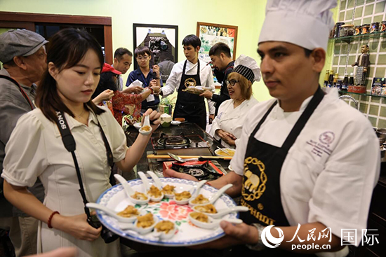 7月19日，參加美食活動的多國代表品嘗泰式傳統(tǒng)美食。人民網(wǎng)記者 張矜若攝