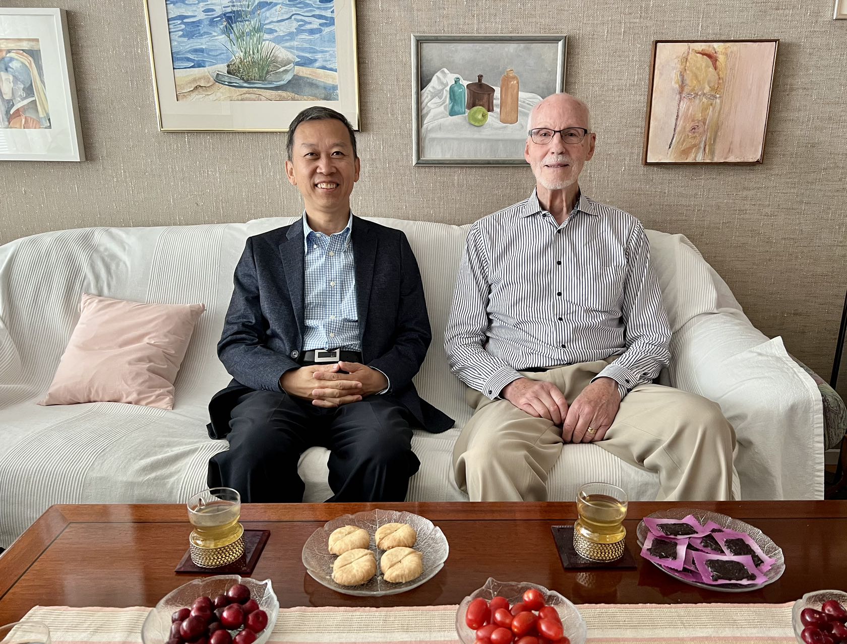 駐瑞典大使崔愛民看望瑞典科學(xué)家。中國駐瑞典大使館供圖