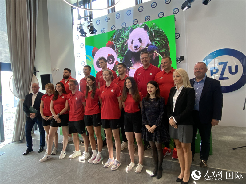 嘉賓與代表團代表合影。人民網(wǎng)記者 禹麗敏攝