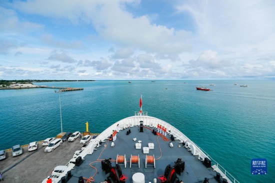 7月22日，中國(guó)海軍“和平方舟”號(hào)醫(yī)院船駛離基里巴斯首都塔拉瓦。當(dāng)?shù)貢r(shí)間22日上午10時(shí)，執(zhí)行“和諧使命-2023”任務(wù)的中國(guó)海軍“和平方舟”號(hào)醫(yī)院船圓滿結(jié)束對(duì)基里巴斯的首次訪問(wèn)，駛離基里巴斯首都塔拉瓦，前往本次任務(wù)的第二站湯加努庫(kù)阿洛法港。新華社發(fā)（黎宇 攝）