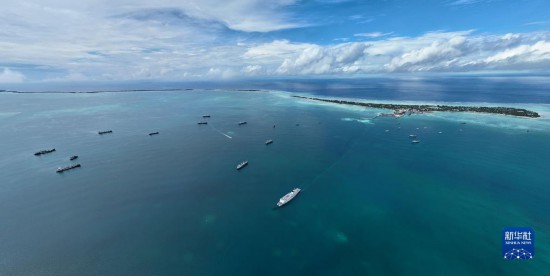 7月22日，中國(guó)海軍“和平方舟”號(hào)醫(yī)院船結(jié)束基里巴斯訪問(wèn)，駛離塔拉瓦港。新華社發(fā)（桂江波 攝）