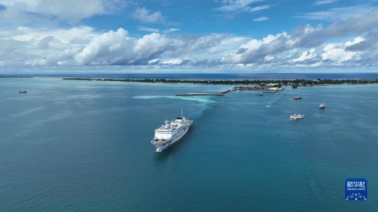 7月22日，中國(guó)海軍“和平方舟”號(hào)醫(yī)院船結(jié)束基里巴斯訪問(wèn)，駛離塔拉瓦港。新華社發(fā)（桂江波 攝）