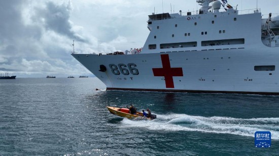 7月22日，中國(guó)海軍“和平方舟”號(hào)醫(yī)院船駛離塔拉瓦港途中，基里巴斯當(dāng)?shù)孛癖婑{船揮手告別。新華社發(fā)（桂江波 攝）