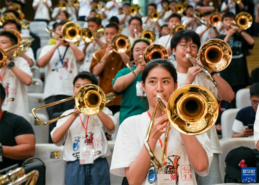 8月1日，在第九屆中國國際低音銅管藝術(shù)節(jié)的一場公益大師課上，低音銅管樂器愛好者在練習(xí)長號(hào)。新華社記者 劉潺 攝