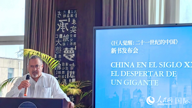羅德里格斯博士現(xiàn)場(chǎng)介紹著作。吳志華攝