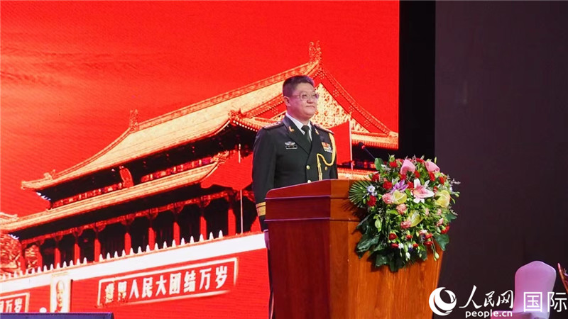 圖為中國(guó)駐老撾大使館國(guó)防武官李兵大校致辭。人民網(wǎng)記者 孫廣勇攝
