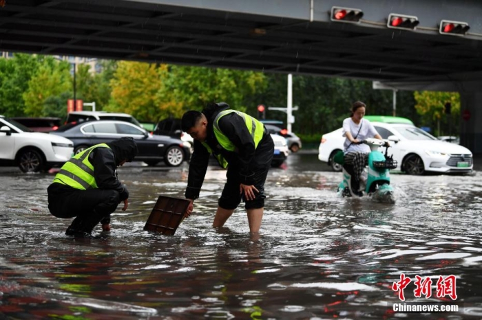 7月30日，河北省持續(xù)發(fā)布暴雨紅色預(yù)警信號。受今年第5號臺風(fēng)“杜蘇芮”殘余環(huán)流影響，7月28日以來，地處華北地區(qū)的河北省大部出現(xiàn)降雨。30日17時，該省氣象臺發(fā)布當(dāng)日第三次暴雨紅色預(yù)警信號。石家莊市城區(qū)不少區(qū)域積水嚴(yán)重，城管、環(huán)衛(wèi)、園林、市政等部門緊急出動，聯(lián)合疏堵保暢，筑牢防汛安全屏障。圖為石家莊裕華區(qū)城管局防汛隊員對沿街收水井進(jìn)行雜物清理，以保證排水暢通。翟羽佳 攝