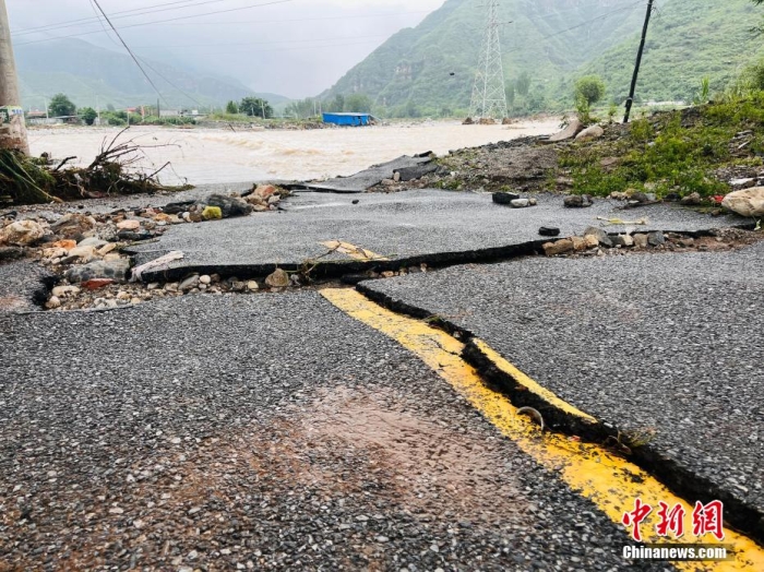 受臺風“杜蘇芮”影響，7月29日至8月1日，河北省淶水縣普降暴雨，持續(xù)強降雨和強風天氣引發(fā)洪水險情。連日來，當?shù)亟M織數(shù)千人搶險救援隊伍，集中力量加快排水、清理路面、救援拋錨車輛、搶修倒伏電線桿等工作。8月1日，方便面、飲用水、火腿腸、面包等首批調(diào)撥救災(zāi)物資送抵救災(zāi)一線，并于當天發(fā)放到受災(zāi)群眾手中。目前，淶水縣受損交通、電力、通信等基礎(chǔ)設(shè)施正在加緊搶修，山區(qū)受困人員已分批轉(zhuǎn)移，各項搶險救災(zāi)工作正在有序進行中。圖為淶水縣婁村鎮(zhèn)南安莊村被洪水沖毀的路面。(文/呂子豪 楊猛)李金璐 攝