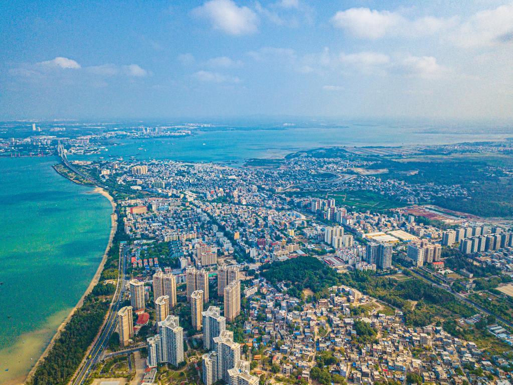 這是海南自貿(mào)港重點園區(qū)——洋浦經(jīng)濟開發(fā)區(qū)所在的環(huán)新英灣地區(qū)（無人機照片，2023年2月26日攝）。新華社記者 蒲曉旭 攝
