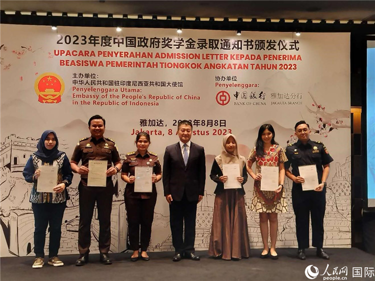 陸慷大使與獲得中國政府獎(jiǎng)學(xué)金的印尼學(xué)子合影。 人民網(wǎng)記者 李培松攝