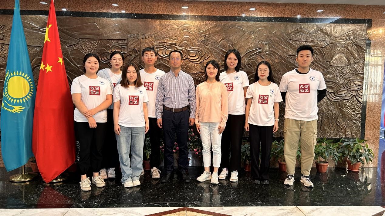 浙江大學(xué)實(shí)踐團(tuán)拜訪中國駐阿拉木圖總領(lǐng)館。浙江大學(xué)供圖