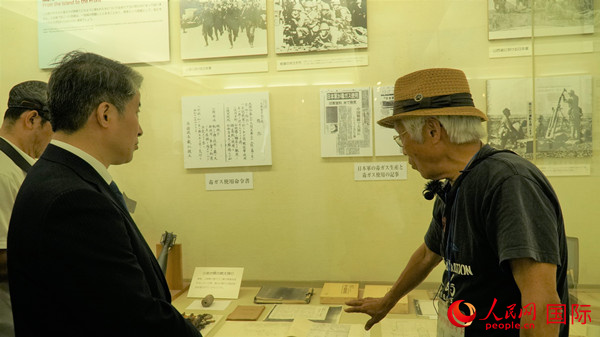毒氣島歷史研究所事務(wù)局長山內(nèi)正之在毒氣資料館為大家介紹日軍發(fā)動(dòng)毒氣戰(zhàn)的罪證。人民網(wǎng) 蔣曉辰攝
