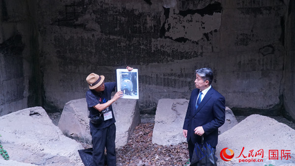 毒氣島歷史研究所事務(wù)局長山內(nèi)正之在毒氣儲存遺址為大家介紹日軍發(fā)動(dòng)毒氣戰(zhàn)的罪證。人民網(wǎng) 蔣曉辰攝