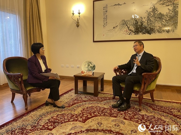 胡長春大使（圖右）接受人民網(wǎng)記者唐維紅采訪。人民網(wǎng)記者 趙艷紅攝