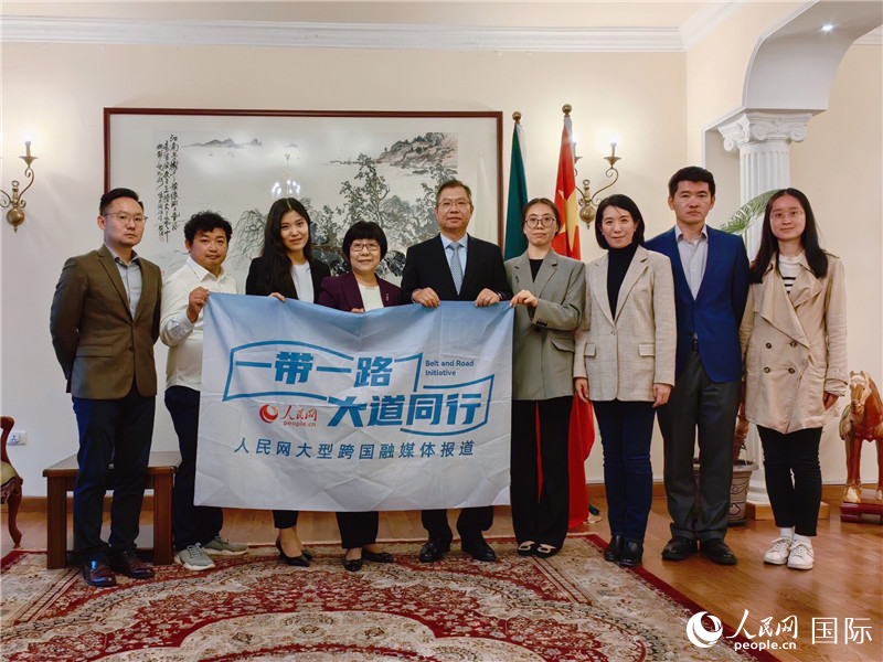 胡長春大使、駐非盟使團(tuán)工作人員與人民網(wǎng)記者合影。