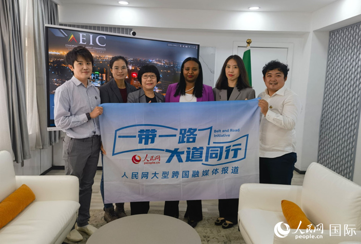 萊利斯（右三）、埃塞投資委中國投資顧問萬巧云（左二）與人民網(wǎng)記者合影。