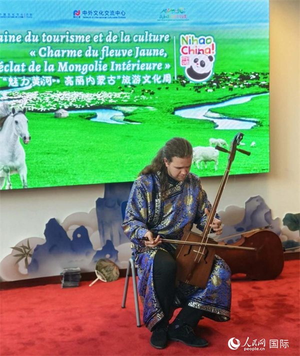 法國音樂家馬修·勒庫演奏馬頭琴。人民網(wǎng)記者 尚凱元攝