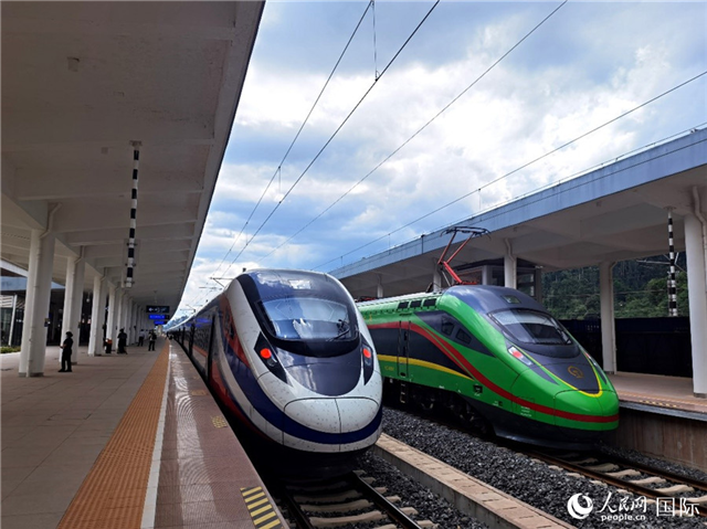 “復(fù)興號(hào)”和“瀾滄號(hào)”國(guó)際旅客列車停靠在老撾磨丁站。人民網(wǎng) 杜明明攝