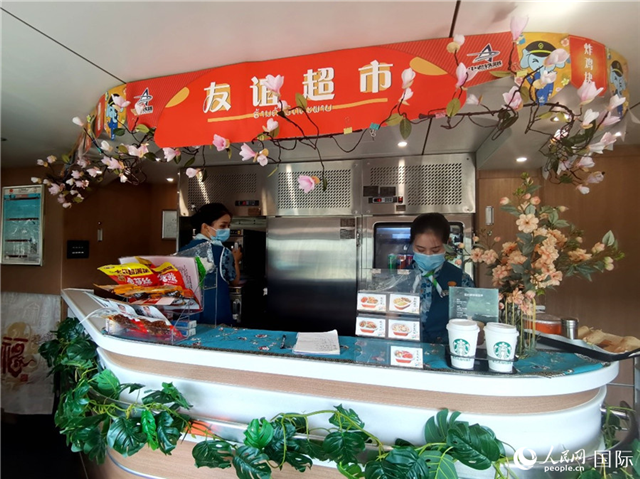 中老鐵路國(guó)際旅客列車?yán)锏摹坝颜x超市”。人民網(wǎng) 杜明明攝