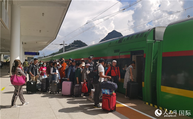 乘坐中老鐵路國(guó)際旅客列車的旅客在老撾瑯勃拉邦站排隊(duì)上車。人民網(wǎng)記者 杜明明攝