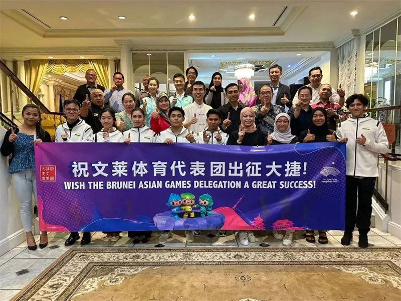 肖建國大使同參加歡送儀式的文方嘉賓、代表團成員等合影留念。圖片由使館提供