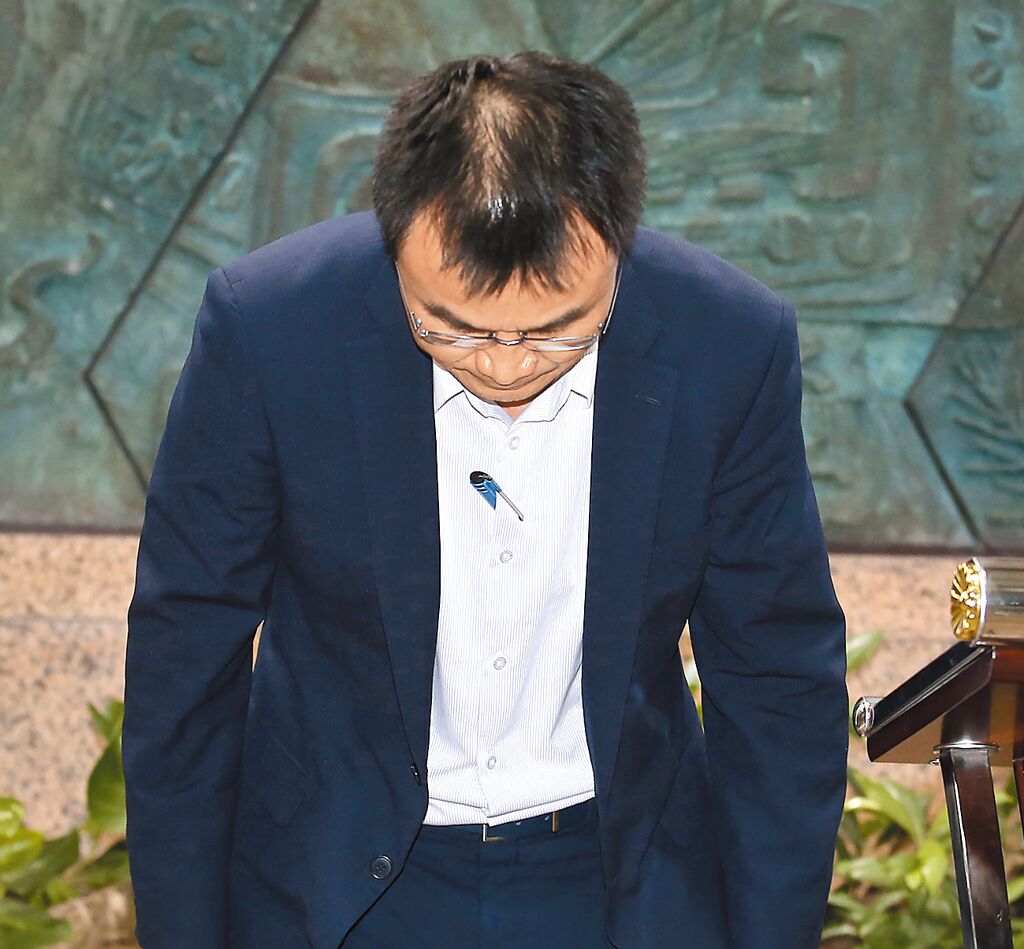 臺農(nóng)業(yè)部門負責人陳吉仲19日傍晚舉行記者會說明項目進口雞蛋議題，當日晚間8點在臉書上宣布辭職。 圖片來源：臺灣“中時新聞網(wǎng)”