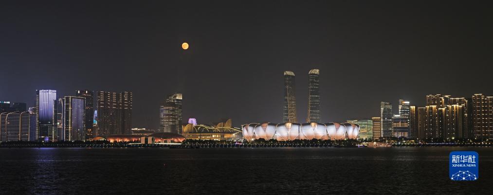 這是9月29日在杭州拍攝的杭州奧體中心體育場(chǎng)和滿(mǎn)月。新華社發(fā)（李忠攝）