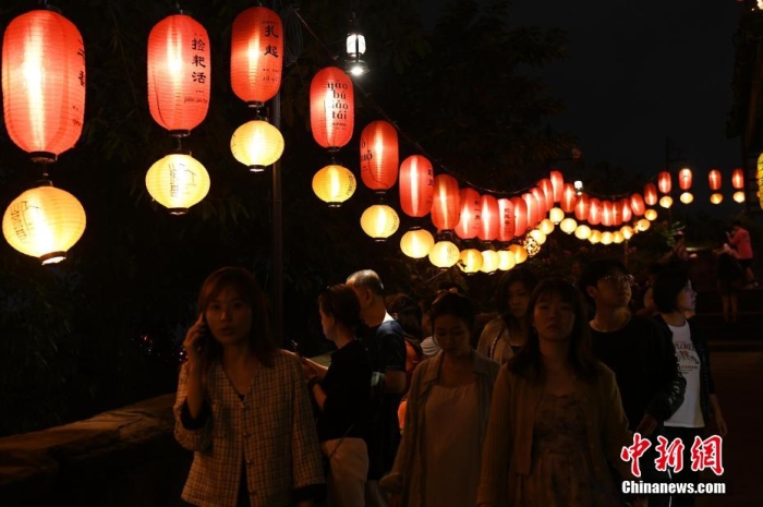 圖為游客夜游山城巷感受山城獨特魅力。<a target='_blank' href='/' ><p  align=