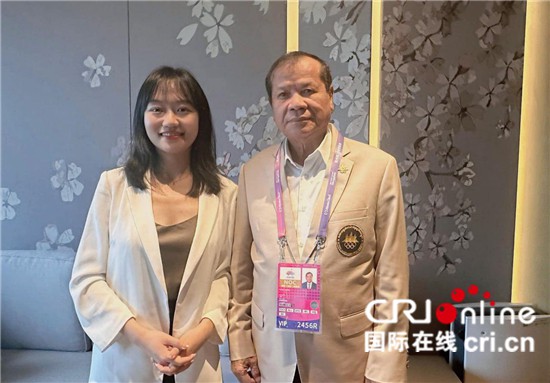 　　△柬埔寨國家奧委會(huì)主席、柬埔寨亞運(yùn)代表團(tuán)團(tuán)長(zhǎng)唐坤（右）接受記者采訪