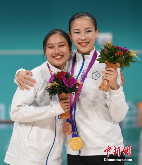 10月7日，杭州第19屆亞運(yùn)會(huì)輪滑項(xiàng)目女子花樣輪滑單人滑長(zhǎng)節(jié)目決賽在錢塘輪滑中心舉行。結(jié)合短節(jié)目決賽成績(jī)，中國(guó)臺(tái)北選手洪筱晴(左)以94.38分的總成績(jī)奪得女子花樣輪滑單人滑冠軍，中國(guó)臺(tái)北選手張致如(右)獲得季軍。<a target='_blank' href='/'><p  align=