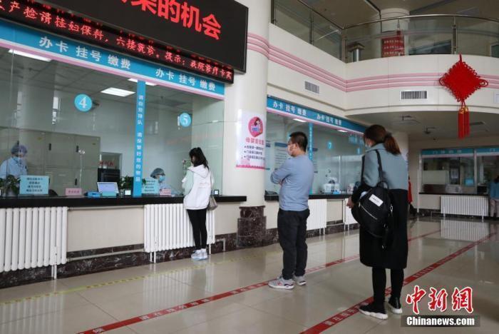 資料圖：市民在醫(yī)院門診大廳間隔排隊掛號。<a target='_blank' href='/'><p  align=